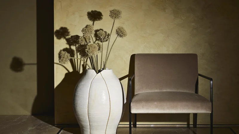 Detail einer fertigen Raumecke mit Sessel, Vase und weichem Schattenwurf (Illustration)